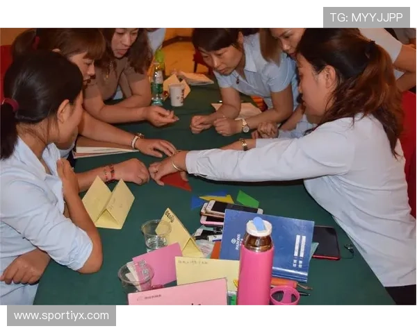 如何在扑克牌交公粮中制定有效的策略，确保每一轮都能最大化团队收益